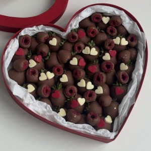 Клубника и малина в шоколаде стрела купидона